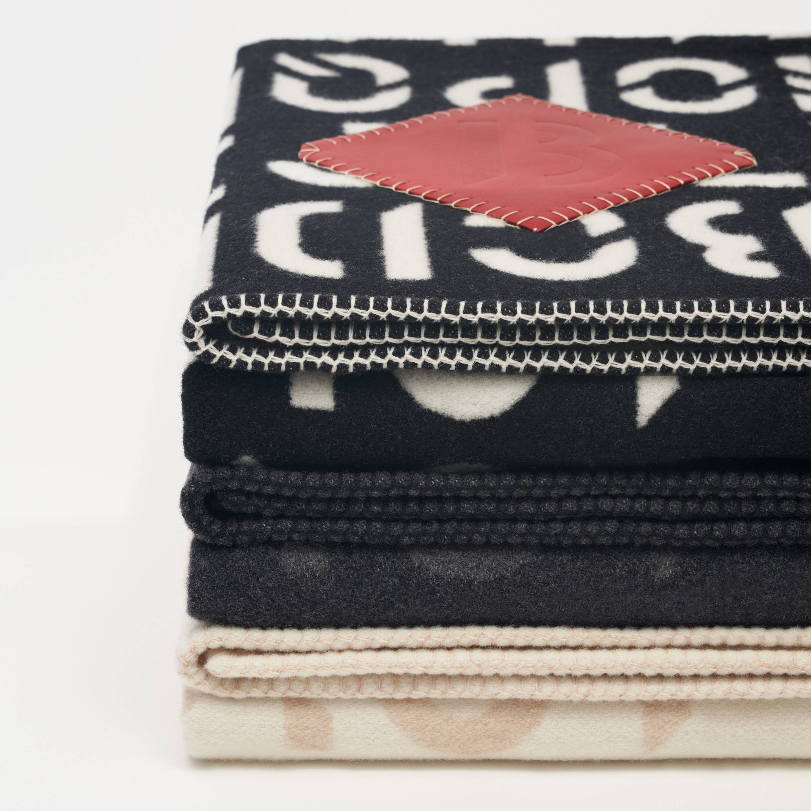 The Alphabeta Blanket - Charbon